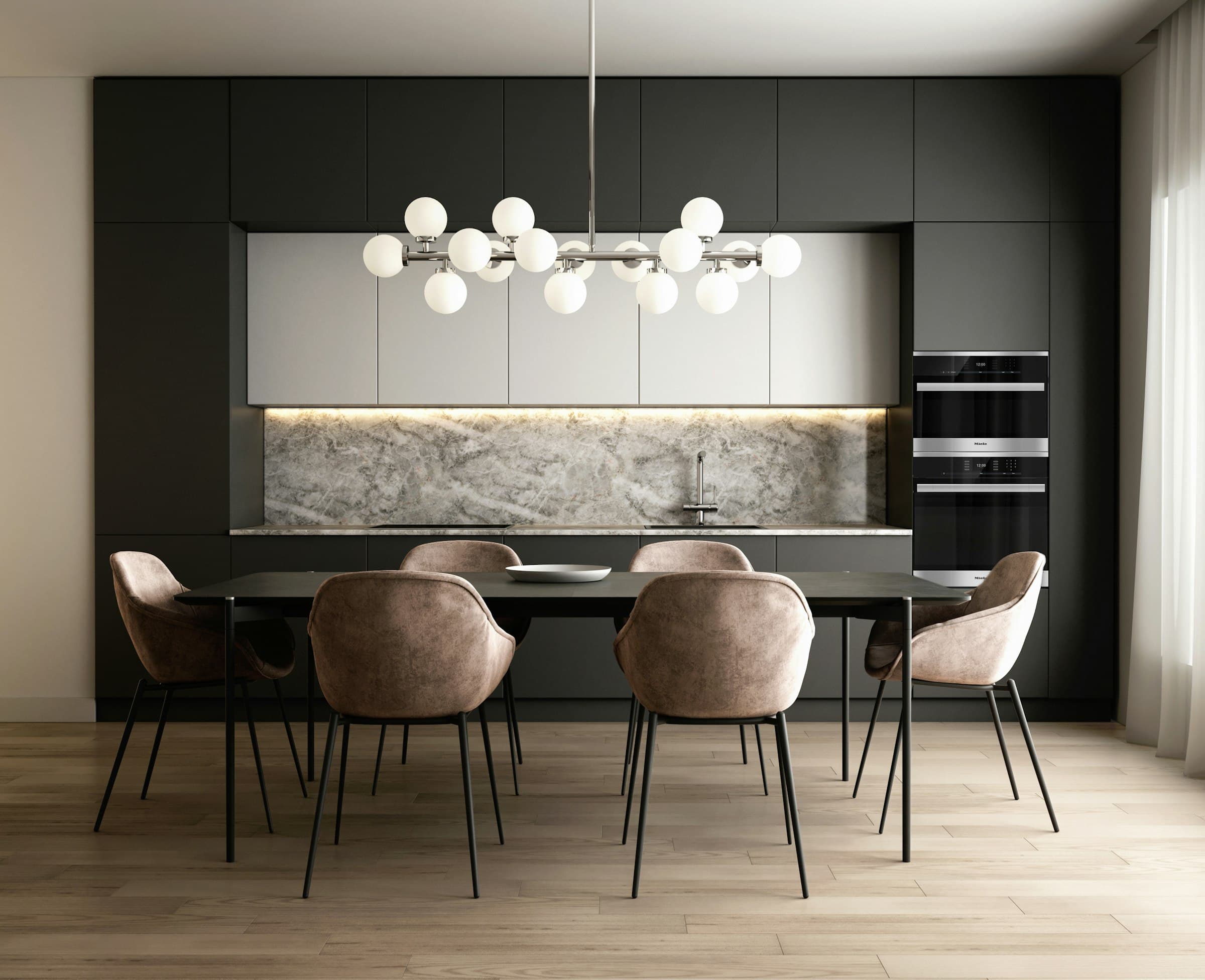 Open leefruimte met een kastenwand op maat en een eettafel