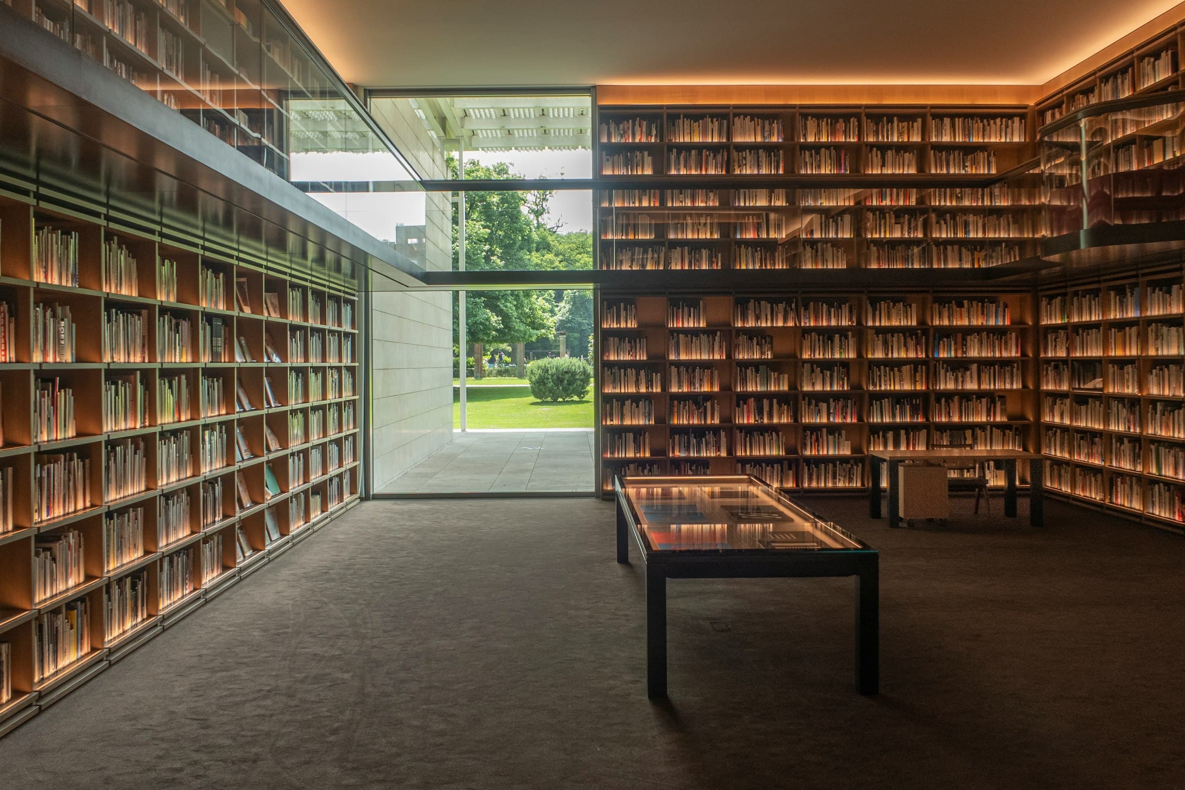 Bibliotheek met houten wandkasten over de volledige hoogte